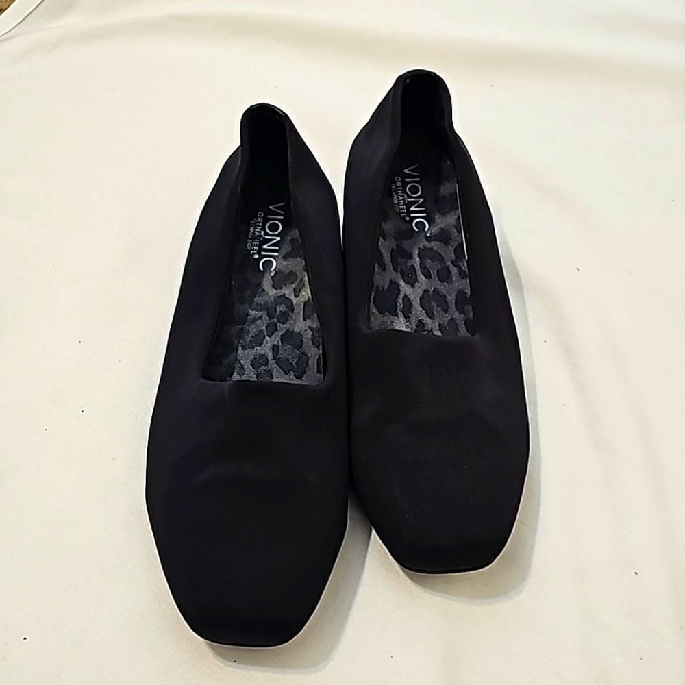 Vionic women’s shoe - Powell. Demi-wedge, 9 Black